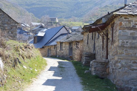 ENTRADA A CARRACEDO DE COMPLUDO
